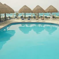 Zona de alberca y camastros